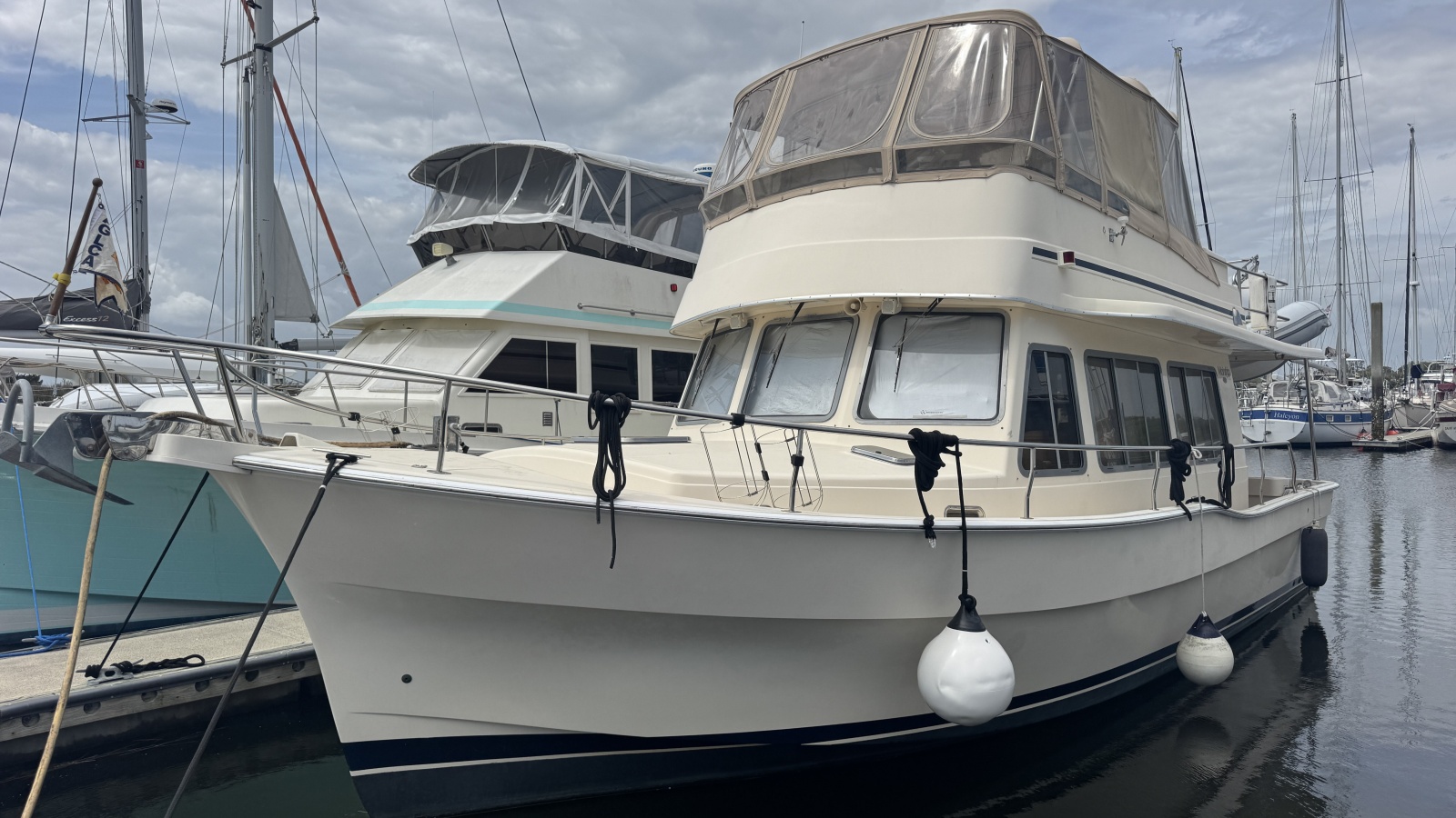 40' 2004 Mainship 400 Trawler
