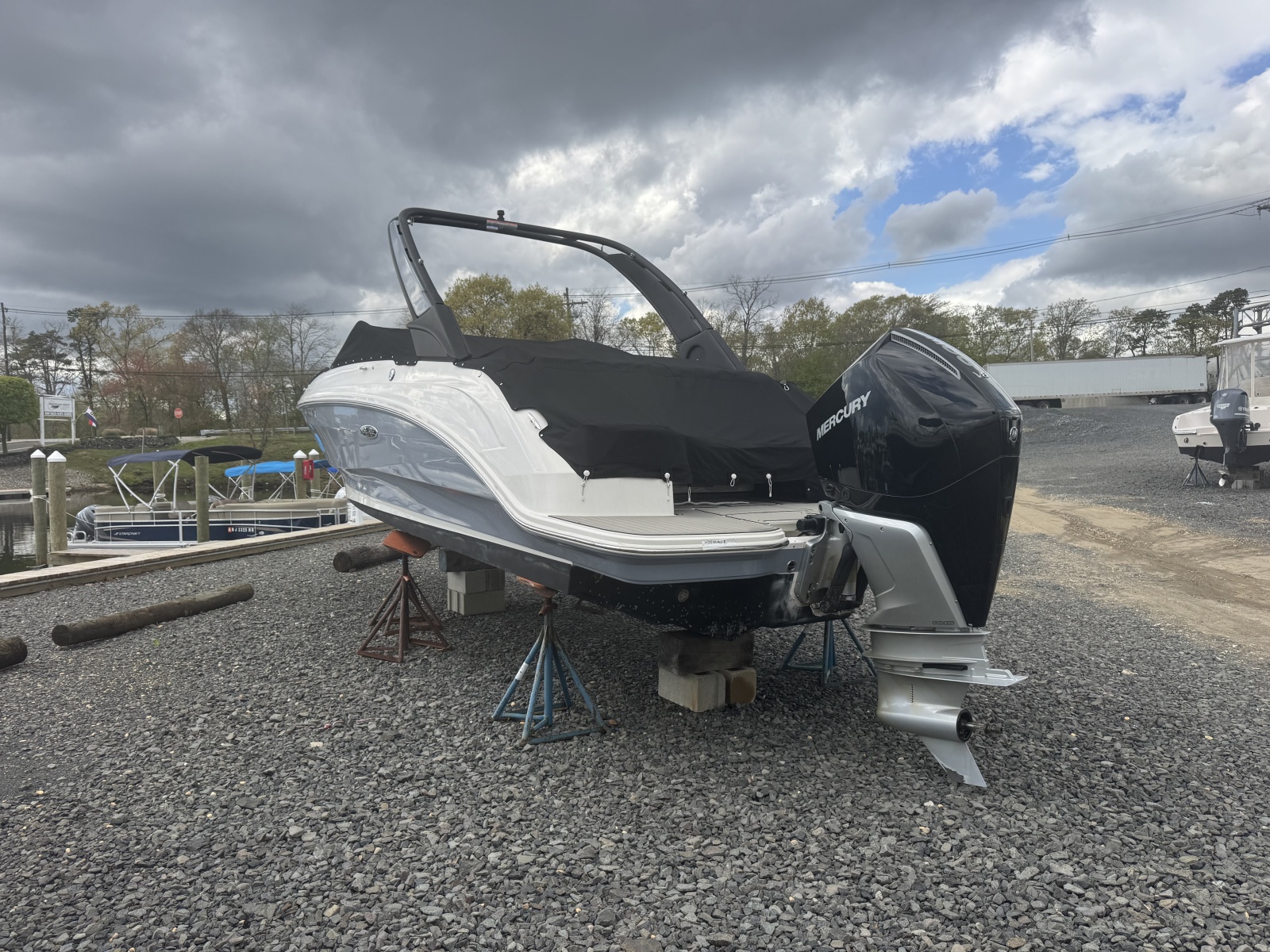 2024 Sea Ray SDX 250 Outboard
