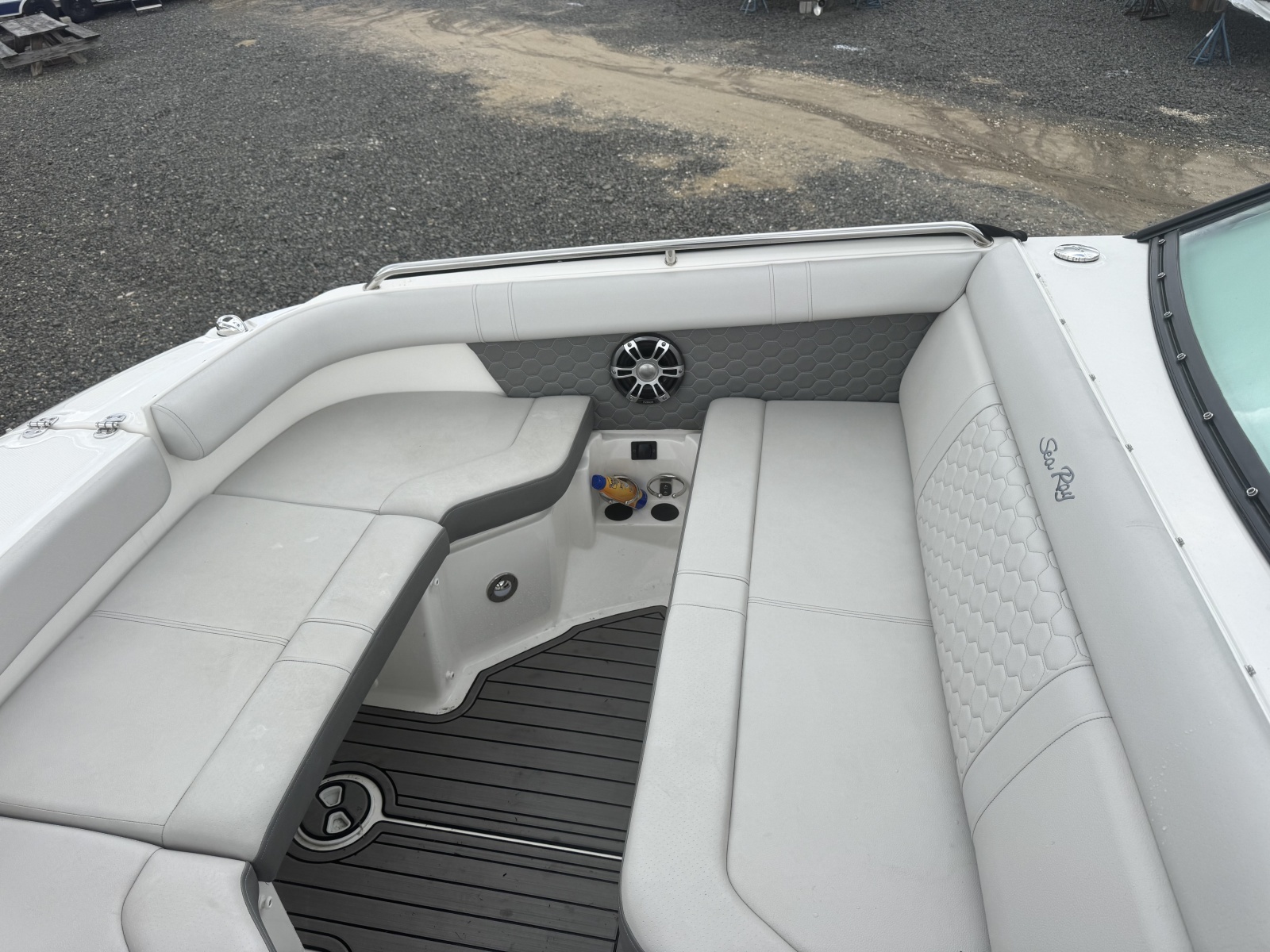 2024 Sea Ray SDX 250 Outboard