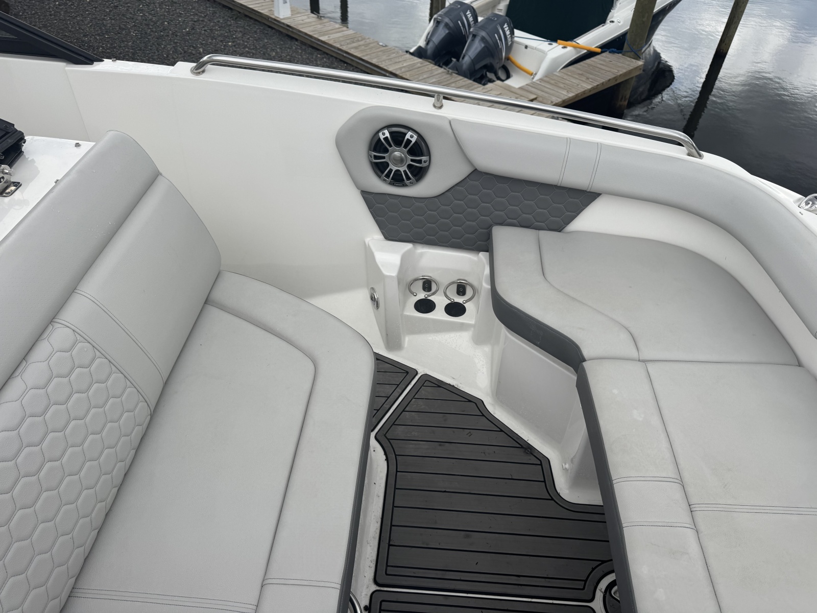 2024 Sea Ray SDX 250 Outboard
