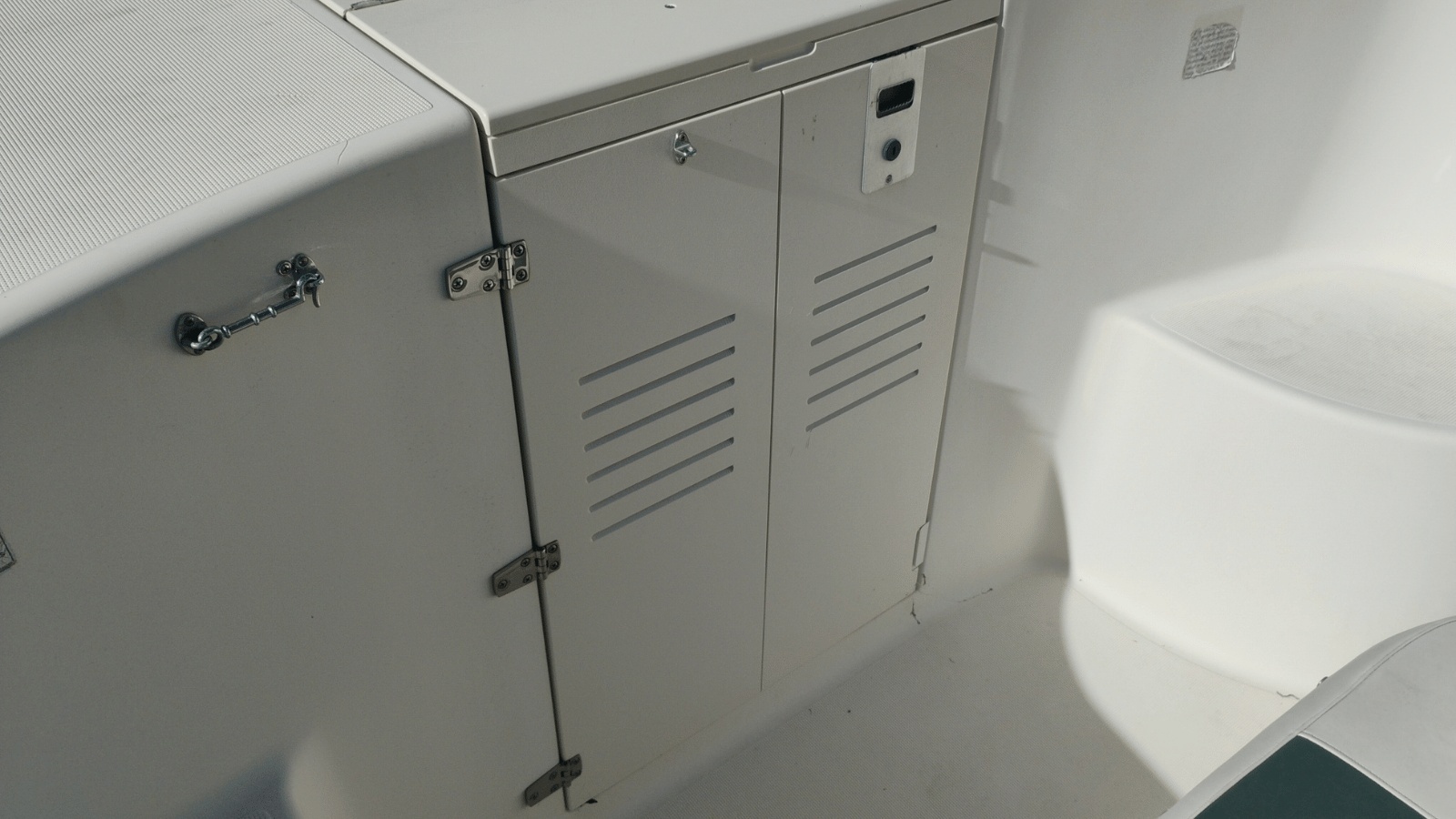 2001 Pursuit 2670 Cuddy Console