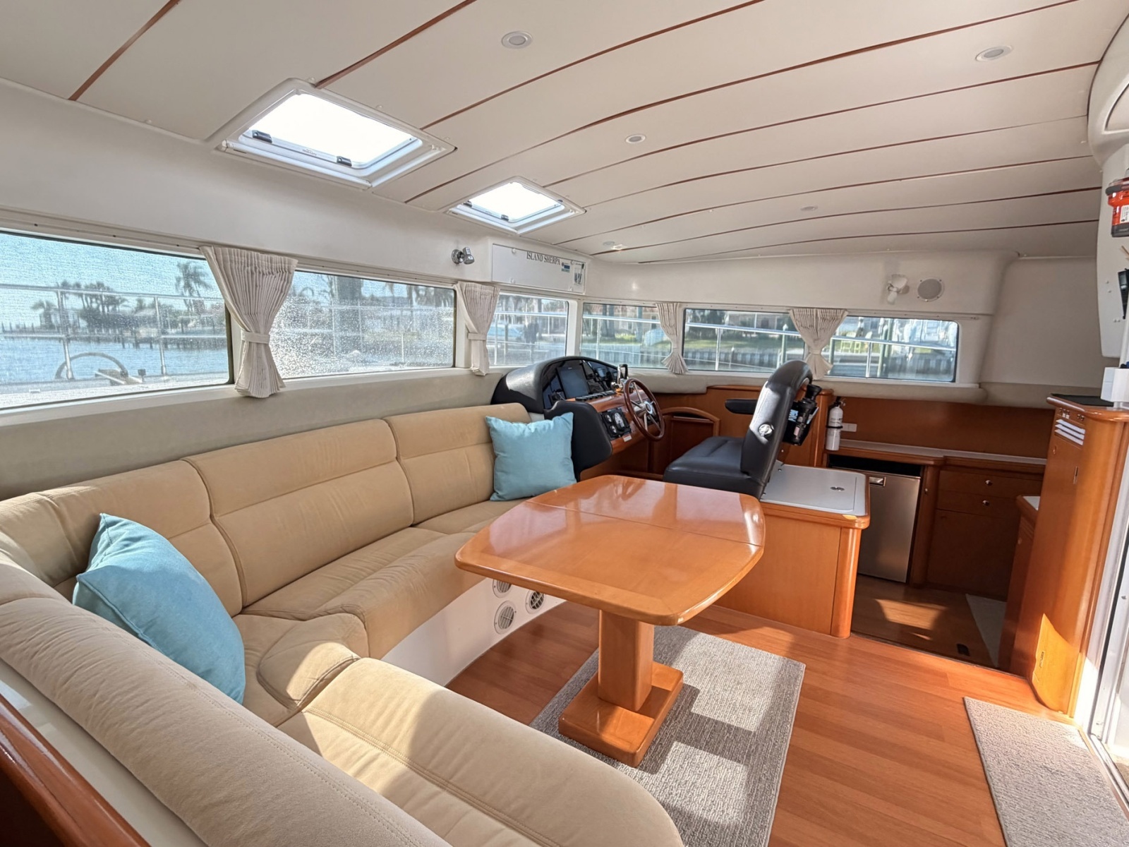 2005 Lagoon Power 43