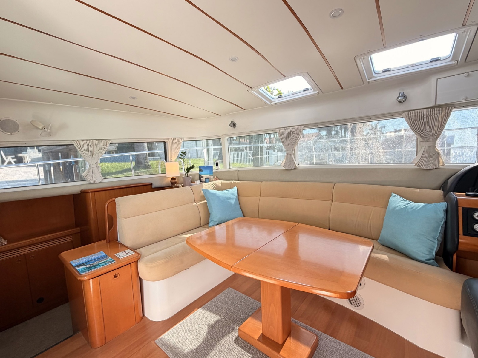 2005 Lagoon Power 43