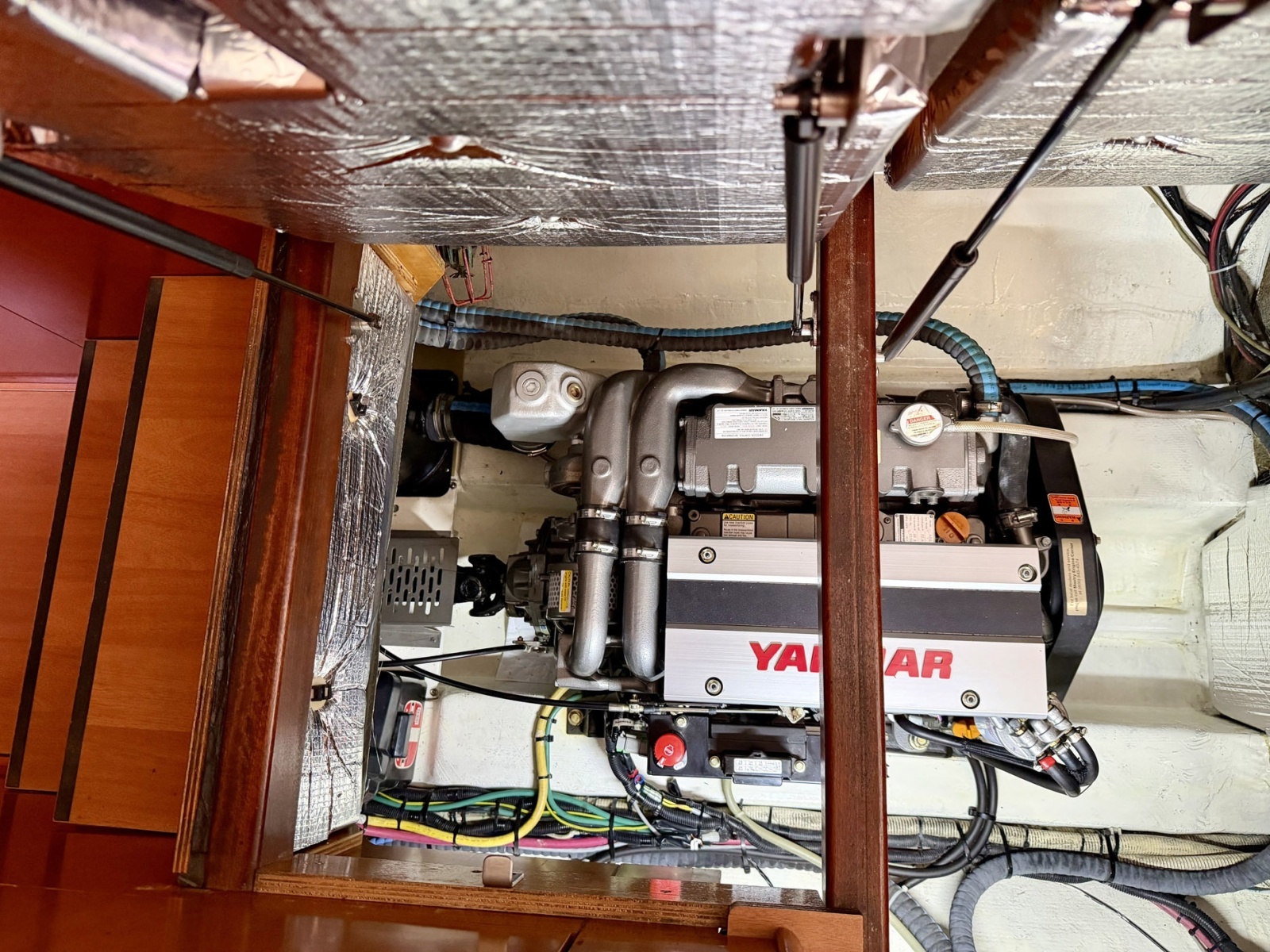 2005 Lagoon Power 43