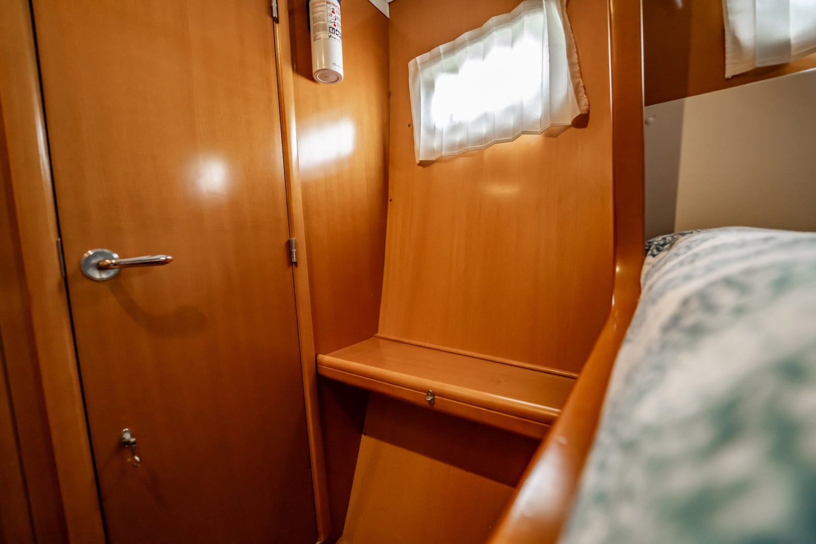 2005 Lagoon Power 43