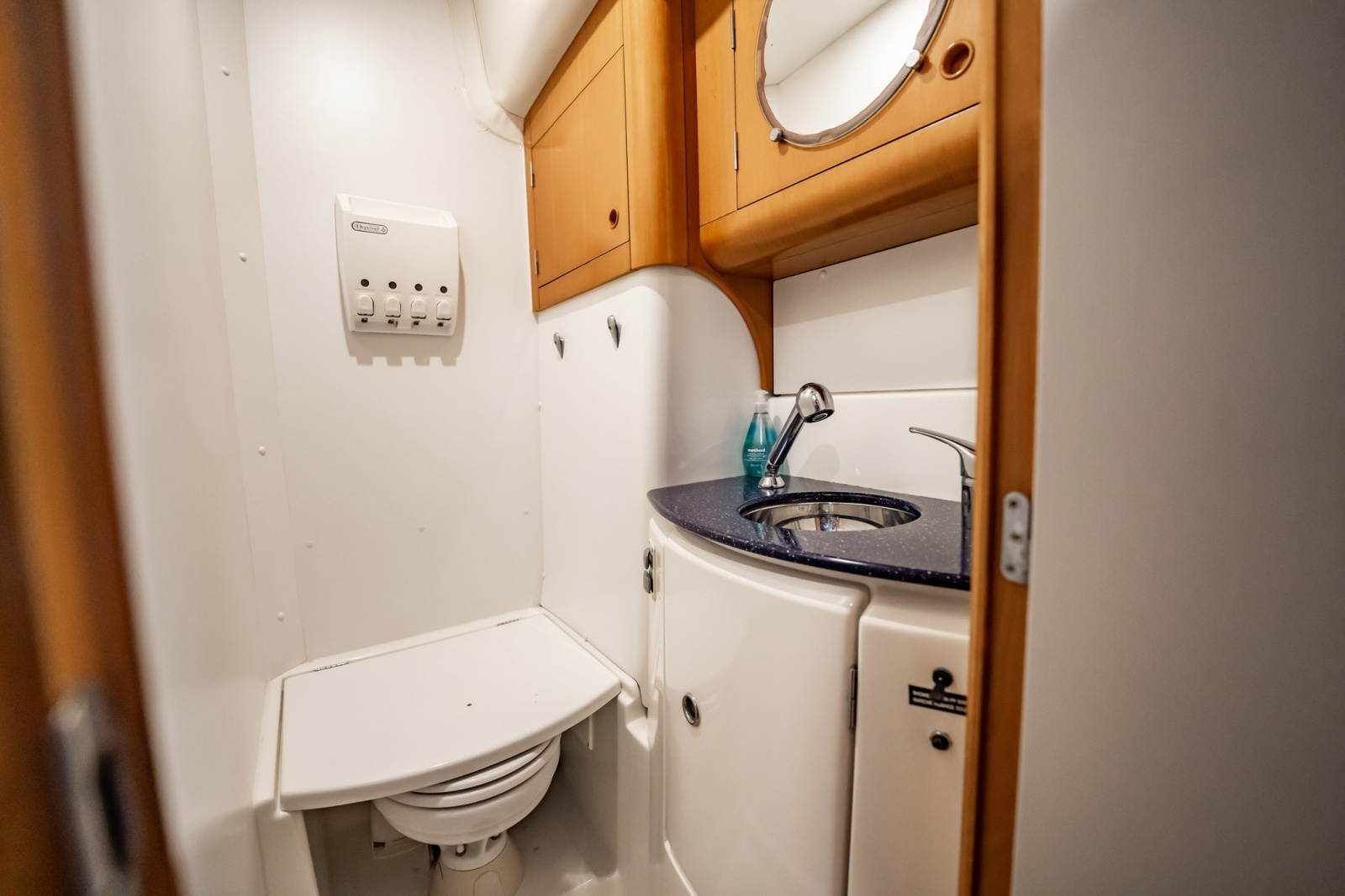 2005 Lagoon Power 43