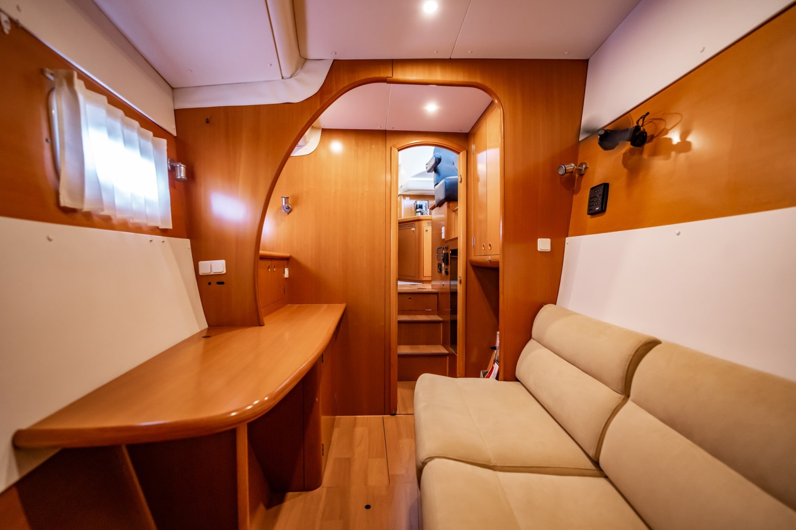 2005 Lagoon Power 43