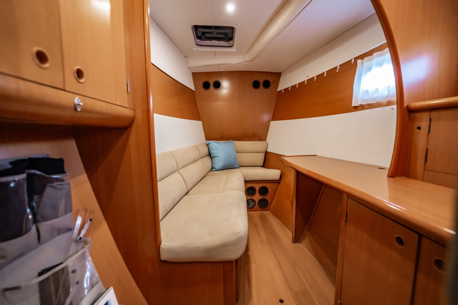 2005 Lagoon Power 43