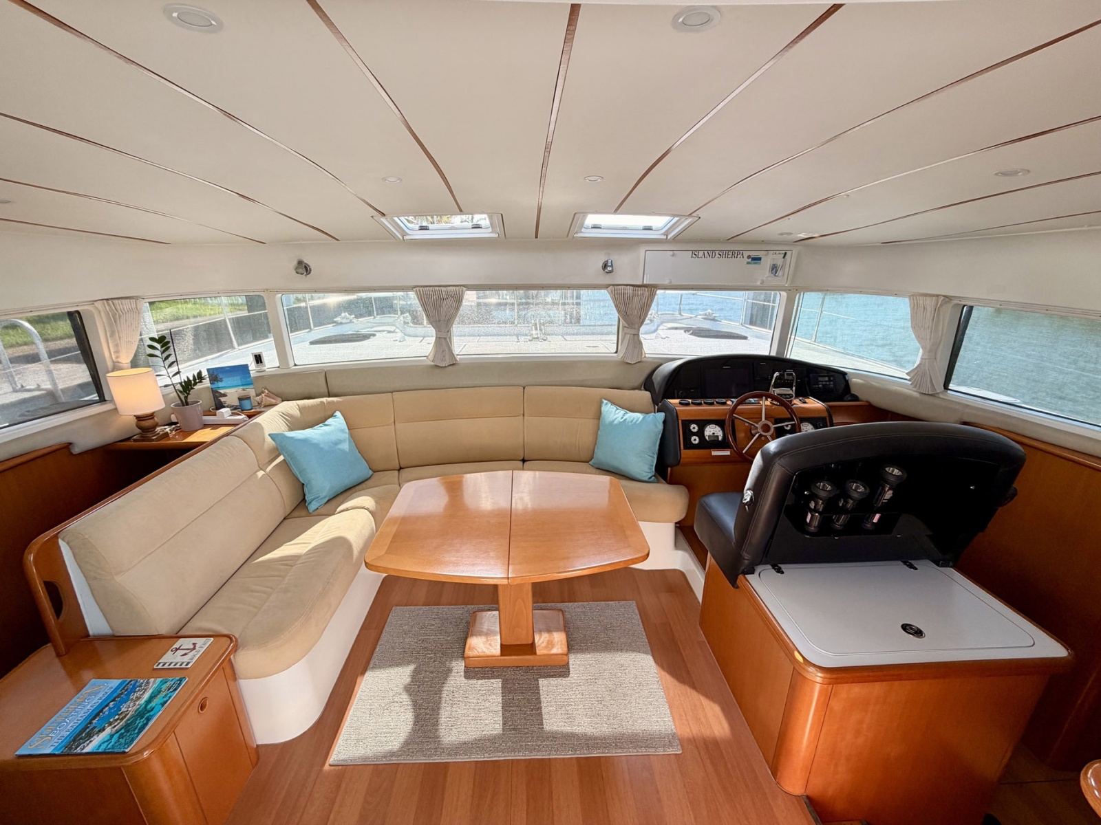 2005 Lagoon Power 43