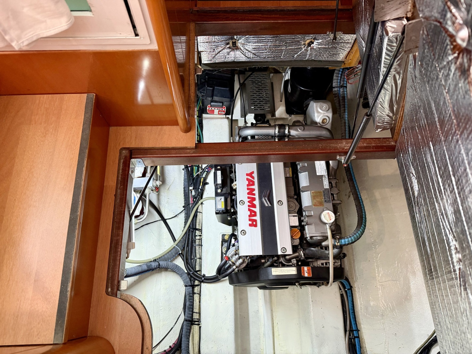 2005 Lagoon Power 43