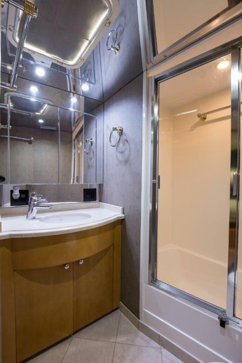 Hatteras 60 SALT RUSH - Master Stateroom Ensuite Head