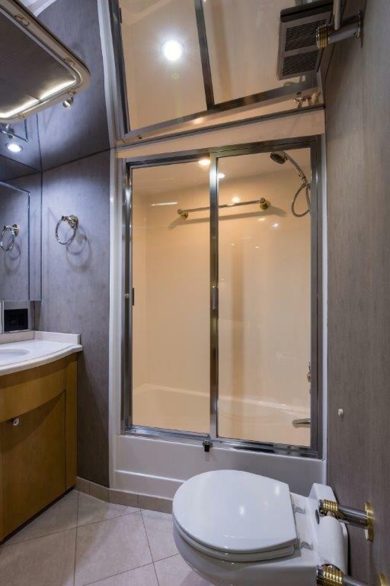 Hatteras 60 SALT RUSH - Master Stateroom Ensuite Head