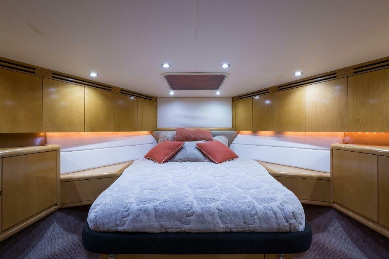 Hatteras 60 SALT RUSH - Forward Guest Cabin