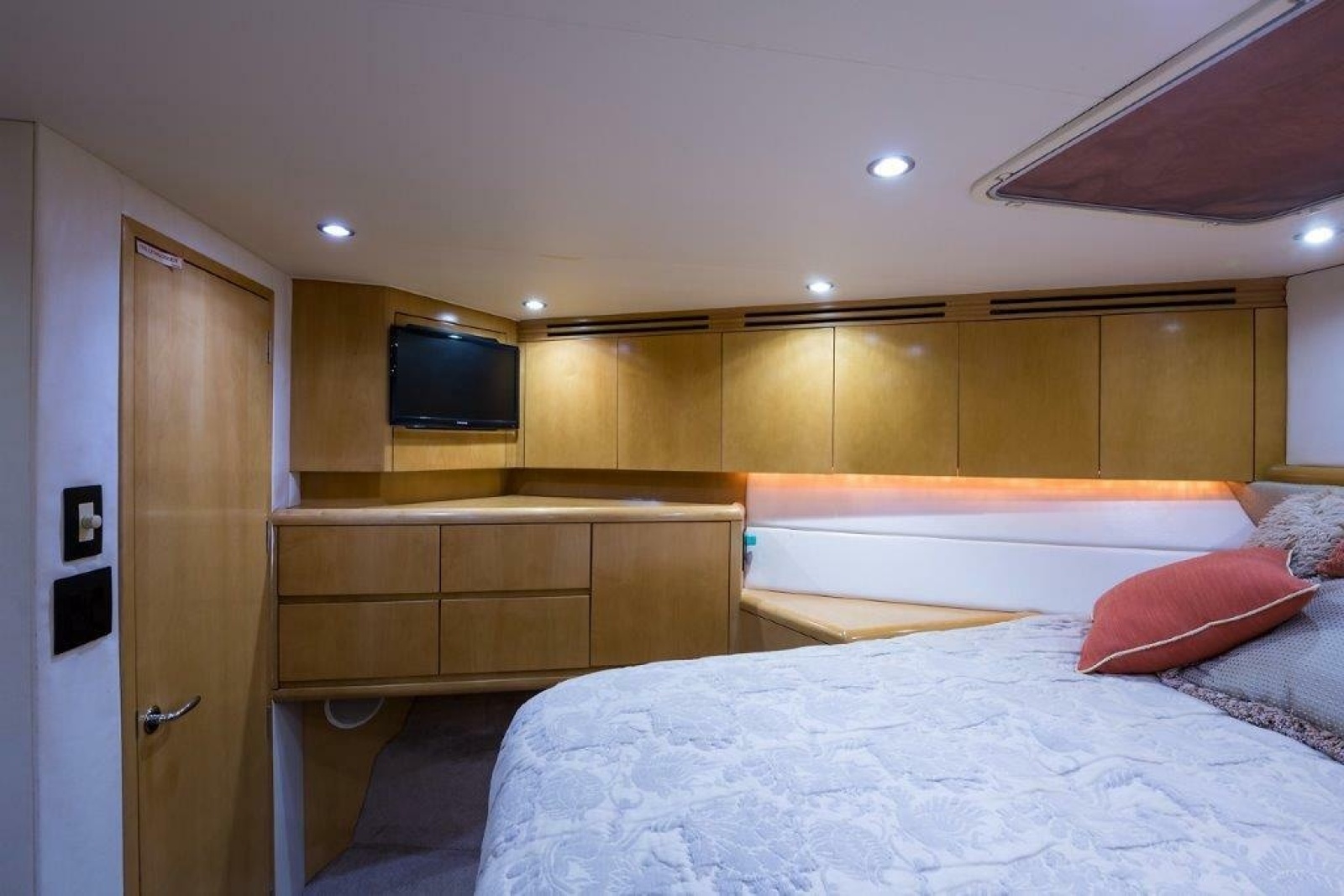Hatteras 60 SALT RUSH - Forward Guest Cabin