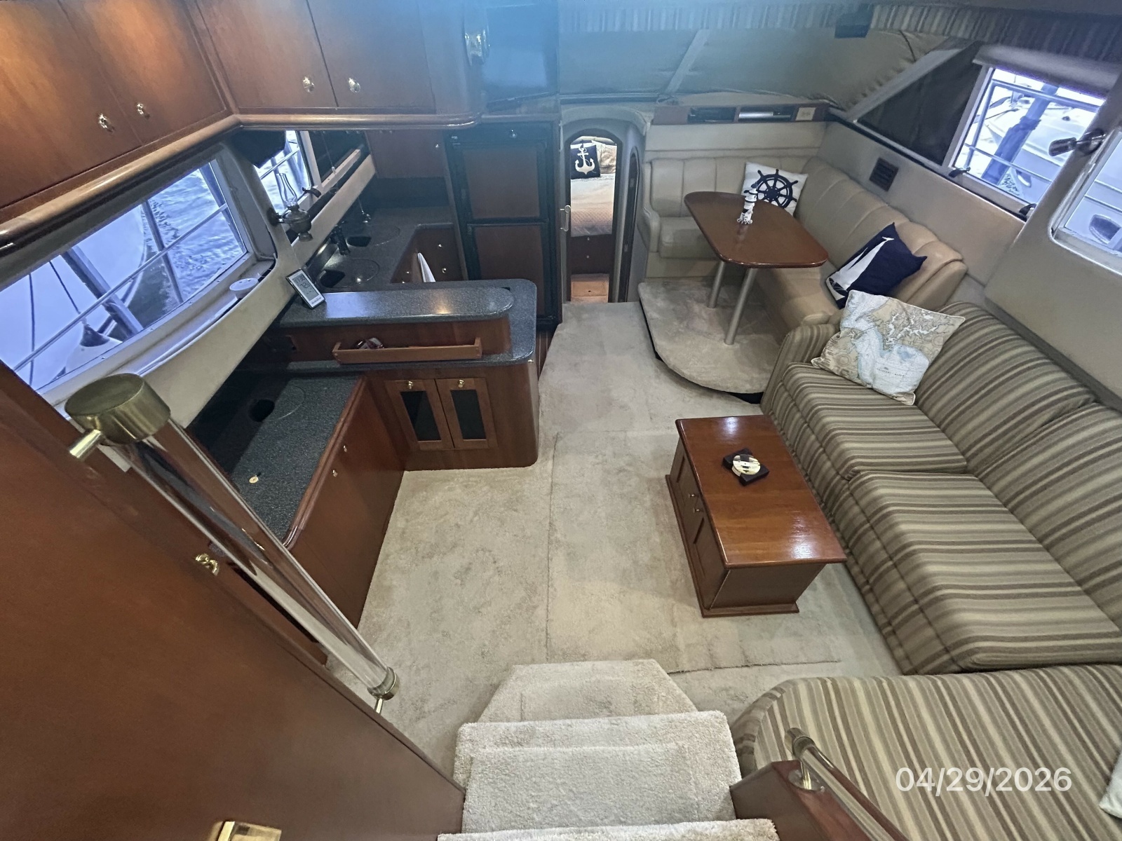 44' Cruisers salon forward