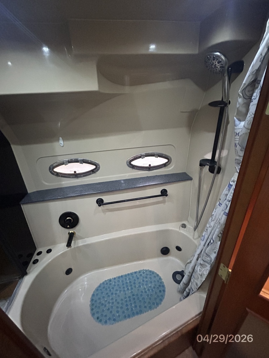 44' Cruisers master stateroom tub-shower2