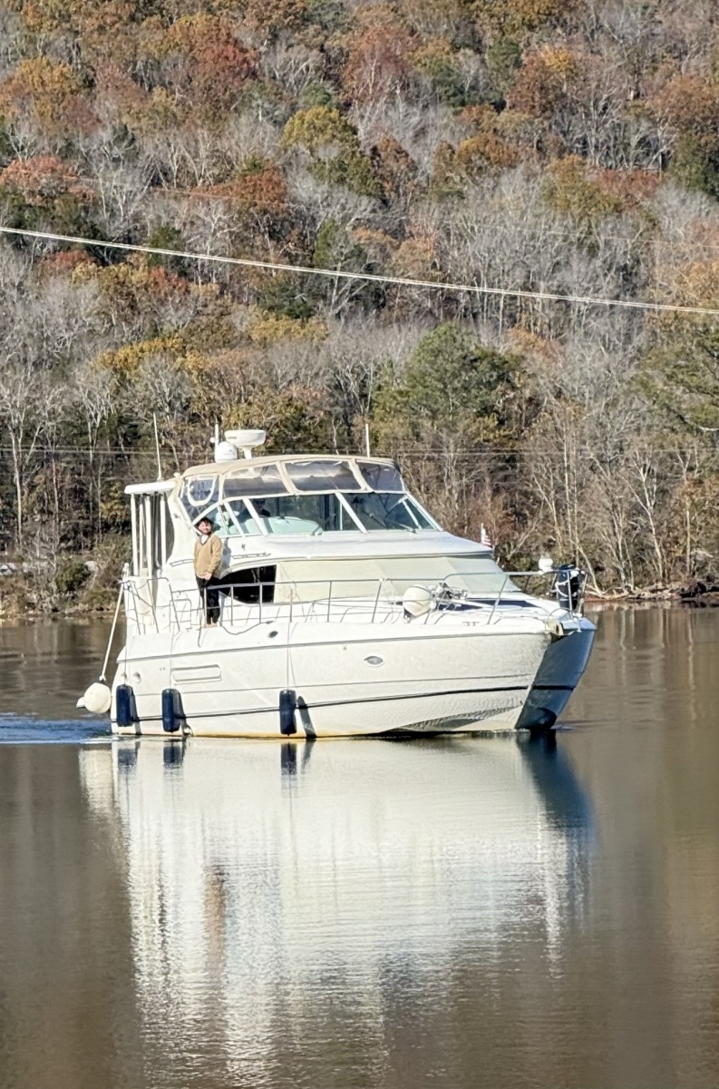44' Cruisers starboard forward profile