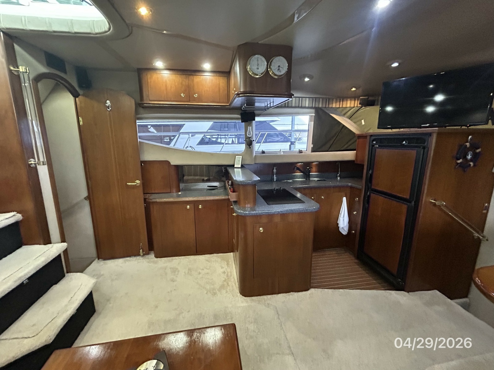 44' Cruisers salon port