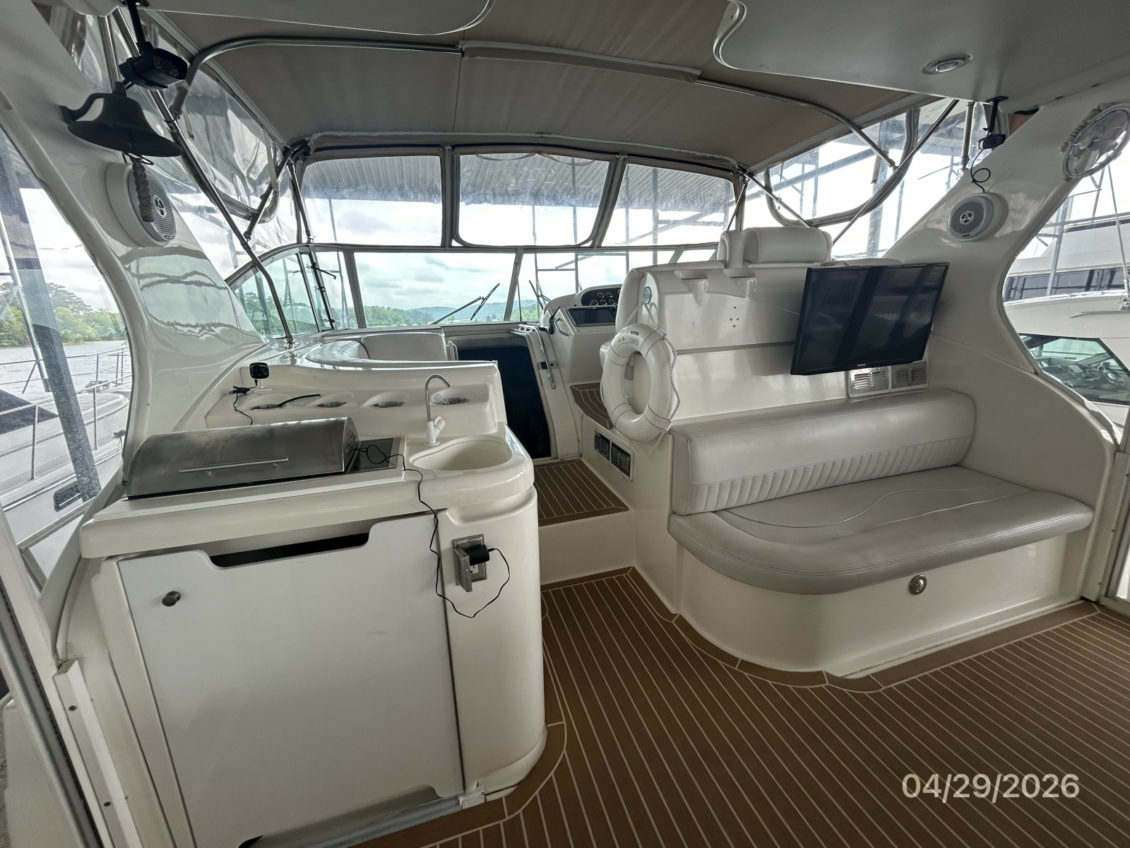 44' Cruisers sundeck forward