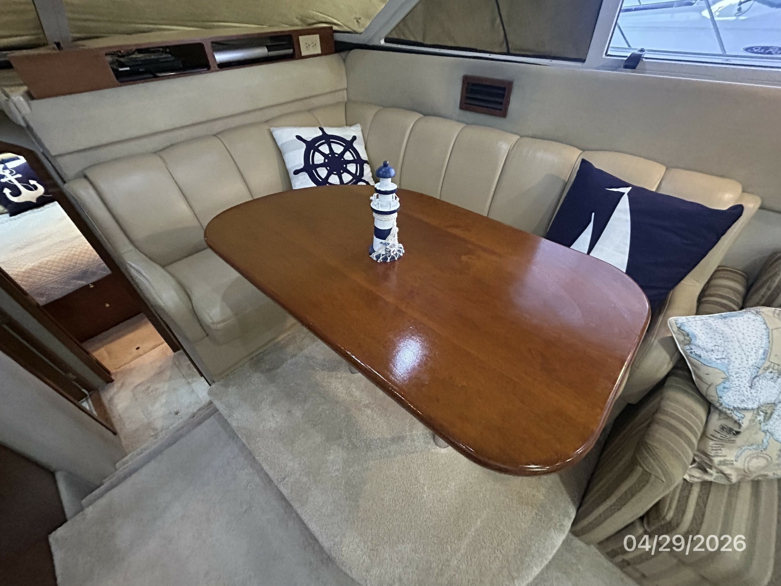 44' Cruisers salon dinette