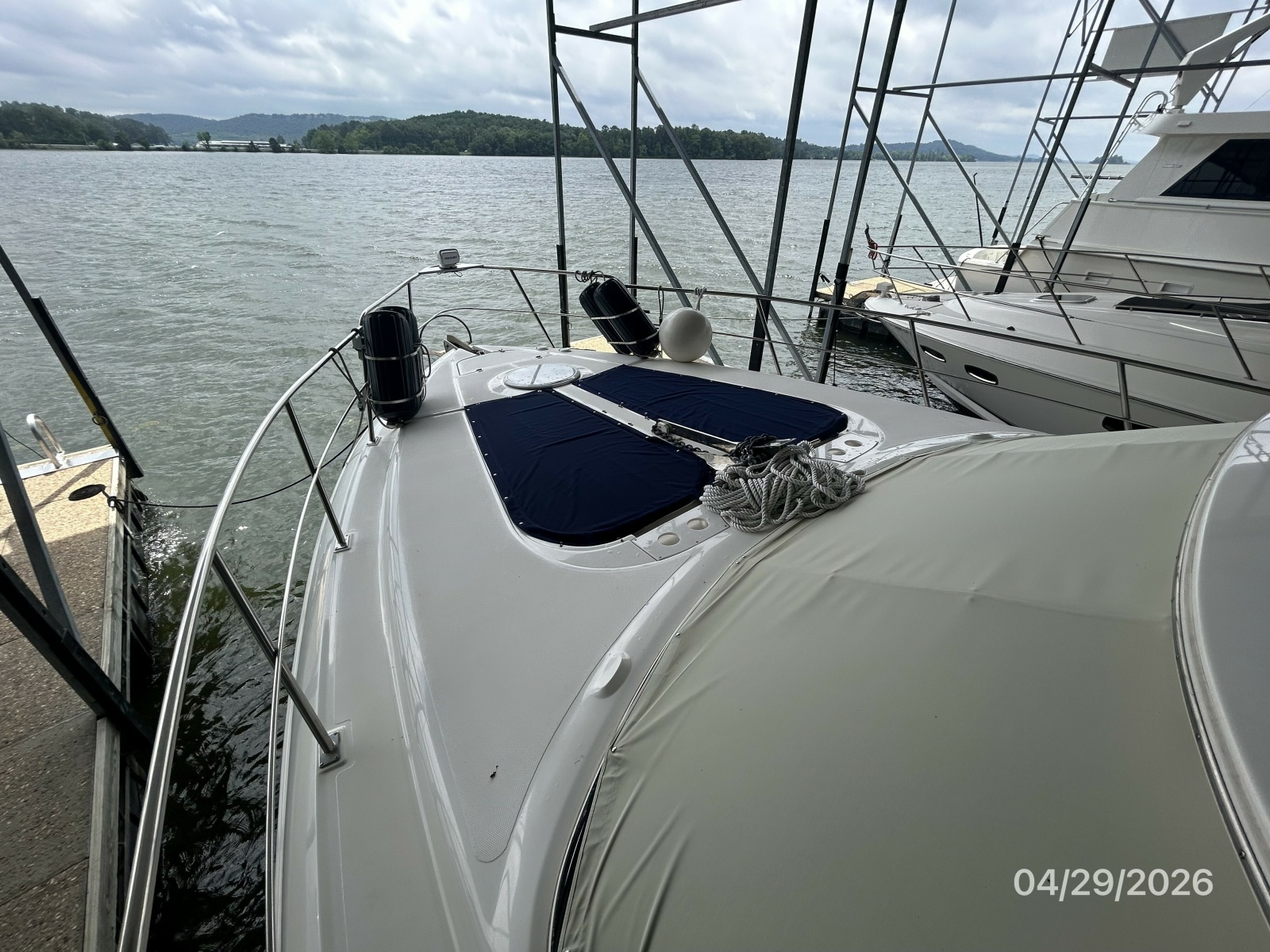 44' Cruisers foredeck1