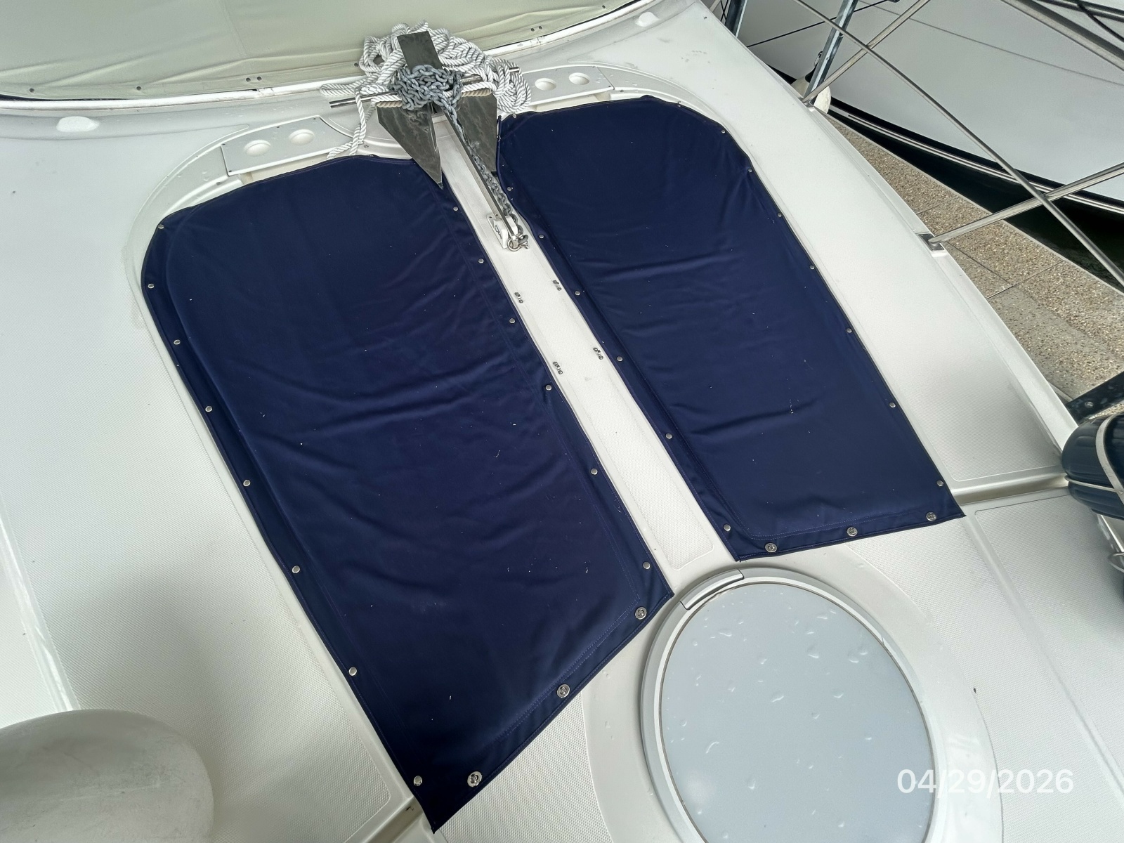 44' Cruisers foredeck sunpad