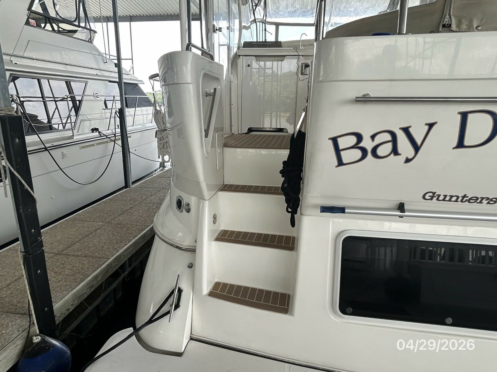 44' Cruisers sundeck-swimplatform stairs