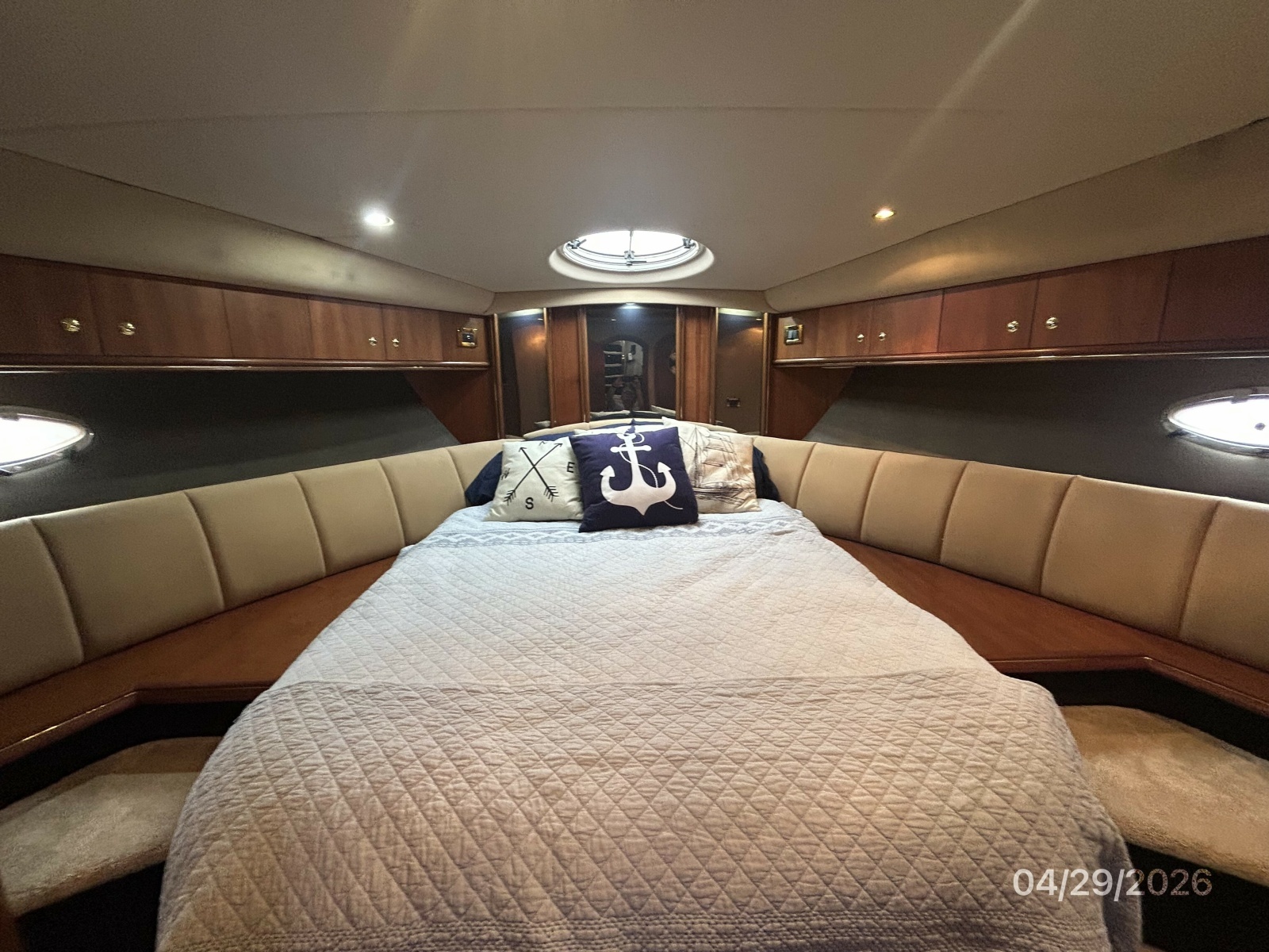44' Cruisers forward guest stateroom