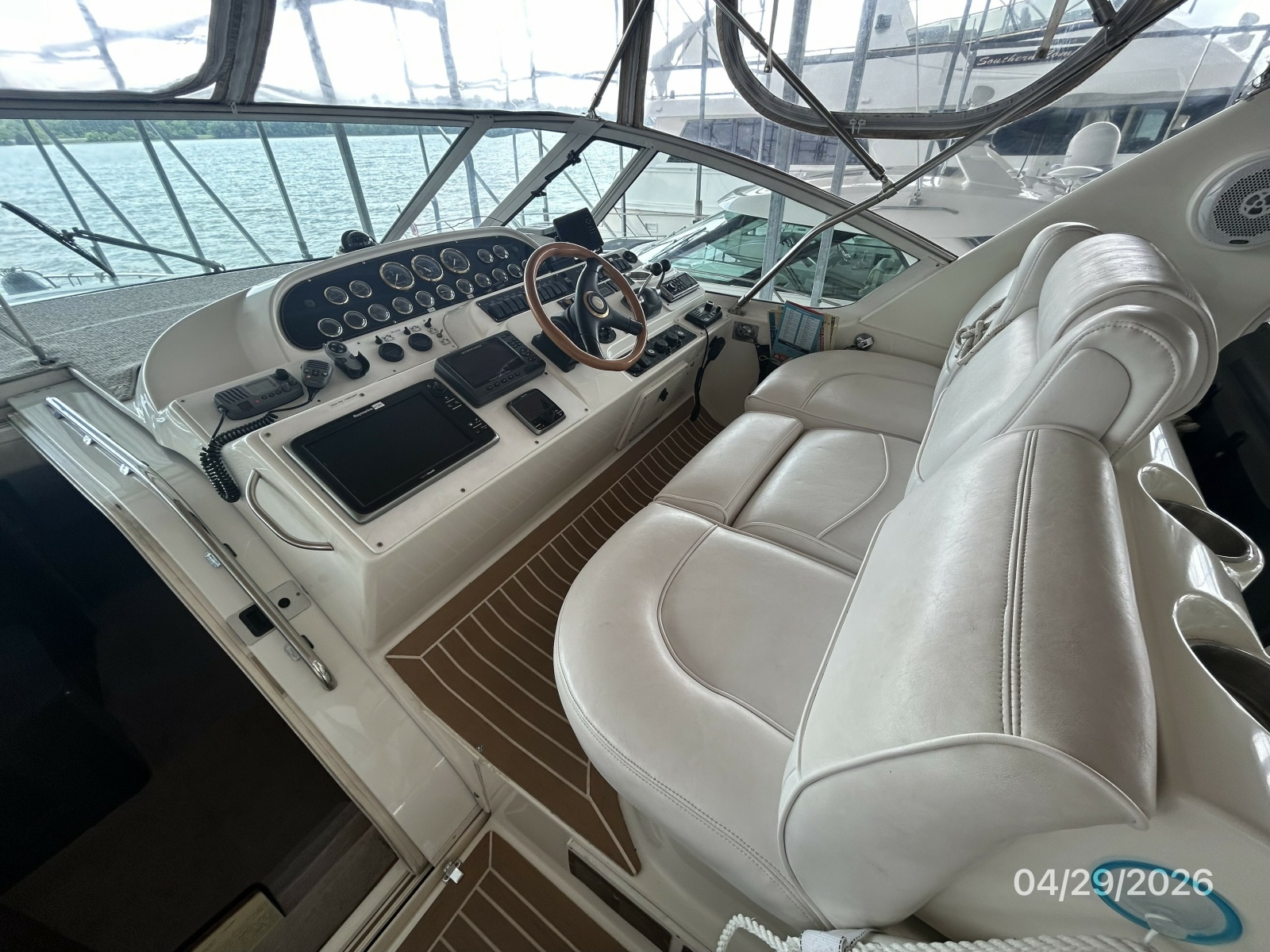 44' Cruisers helm1