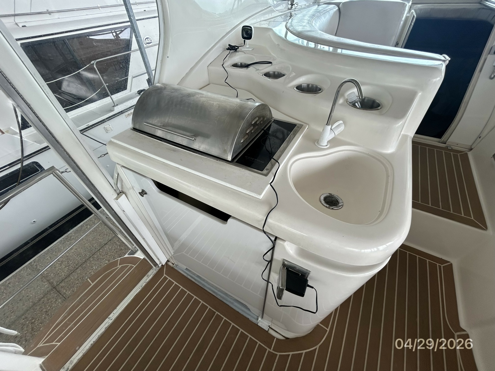 44' Cruisers sundeck wetbar