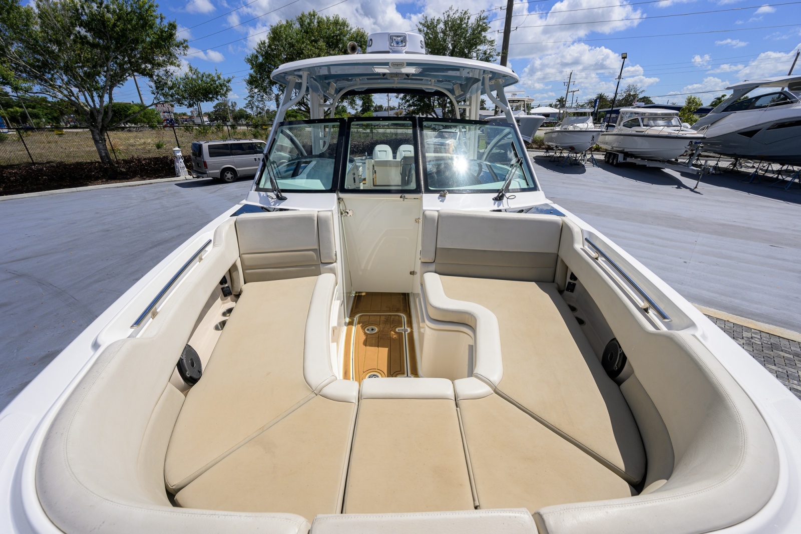 2023 Boston Whaler Vantage