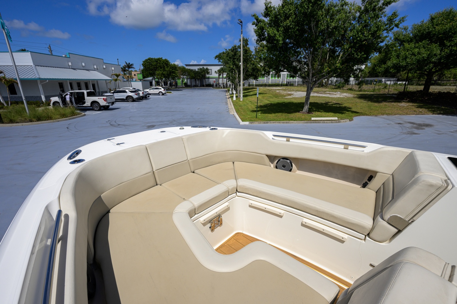 2023 Boston Whaler Vantage