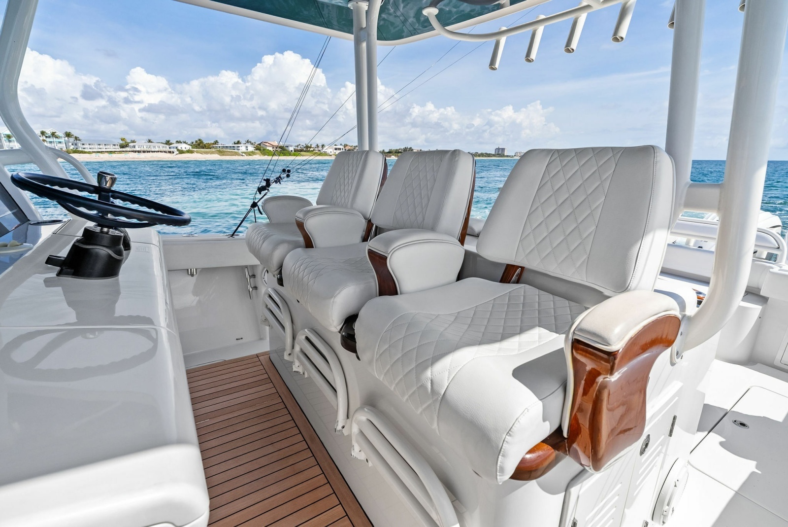 2020 Jupiter 43 SF MENACE Helm Seating