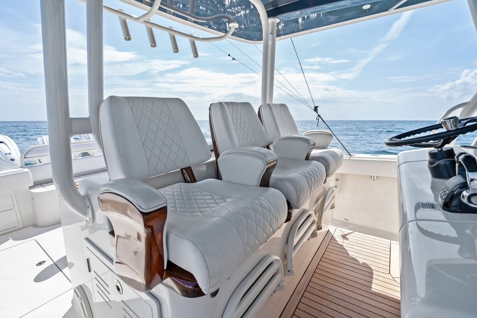 2020 Jupiter 43 SF MENACE Helm Seating