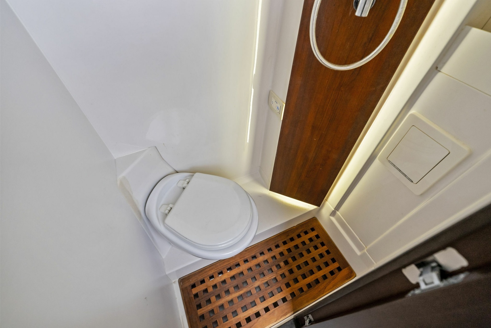 2020 Jupiter 43 SF MENACE Shower