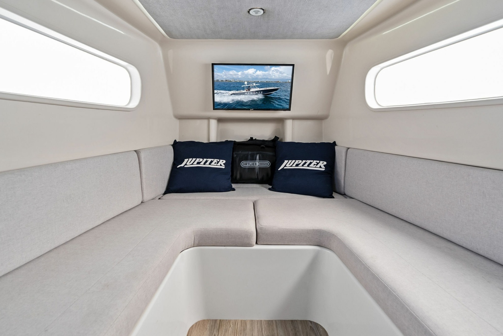 2020 Jupiter 43 SF MENACE V Berth