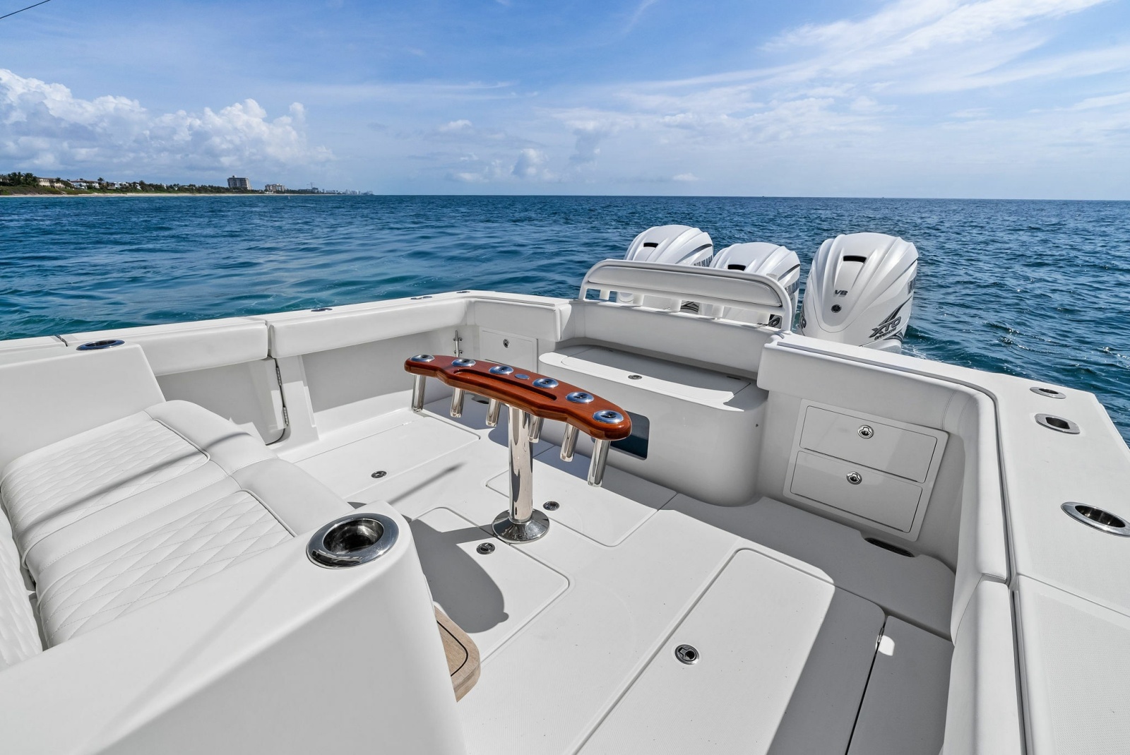 2020 Jupiter 43 SF MENACE Cockpit