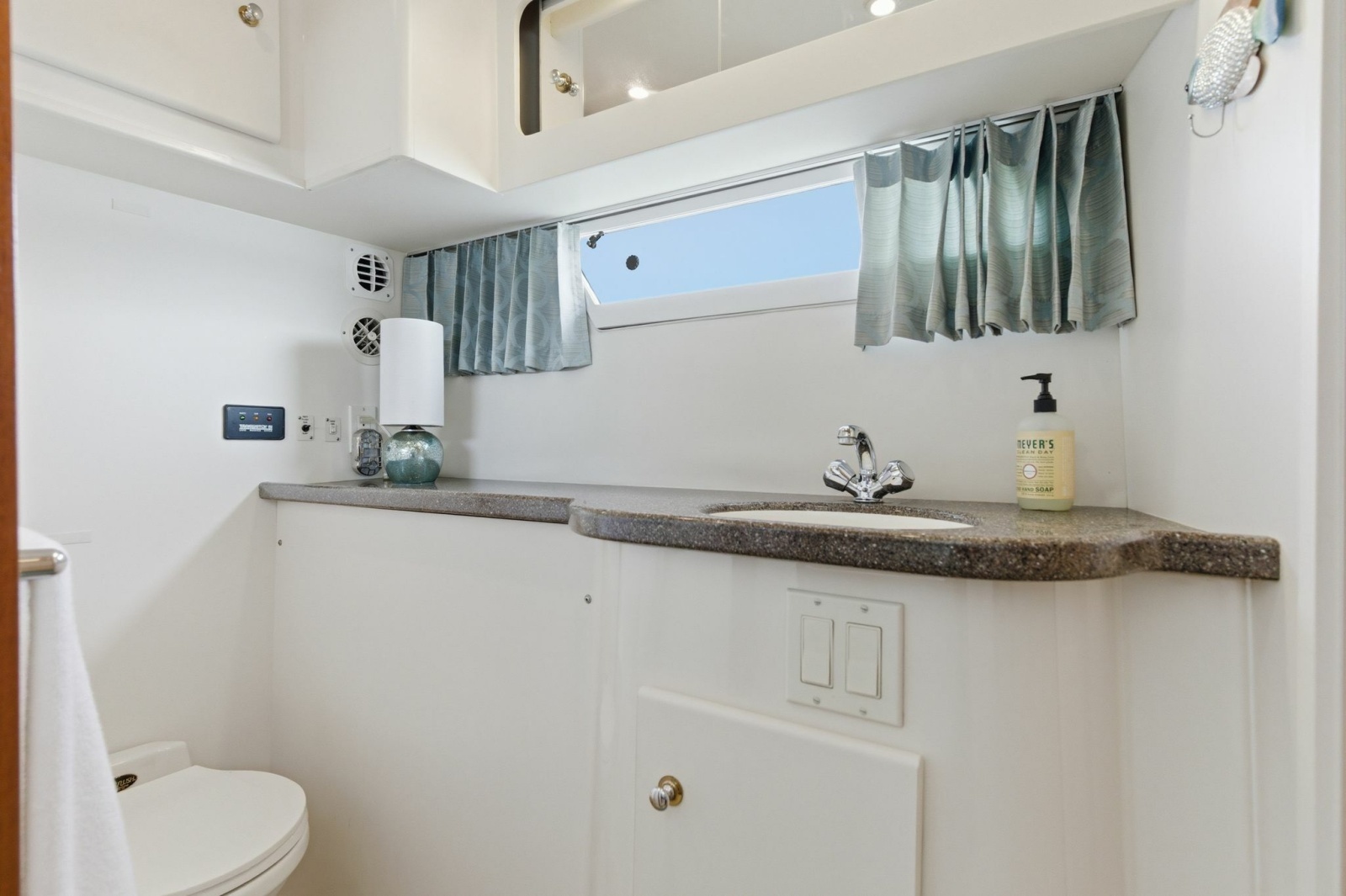 44ft Carver Yacht For Sale
