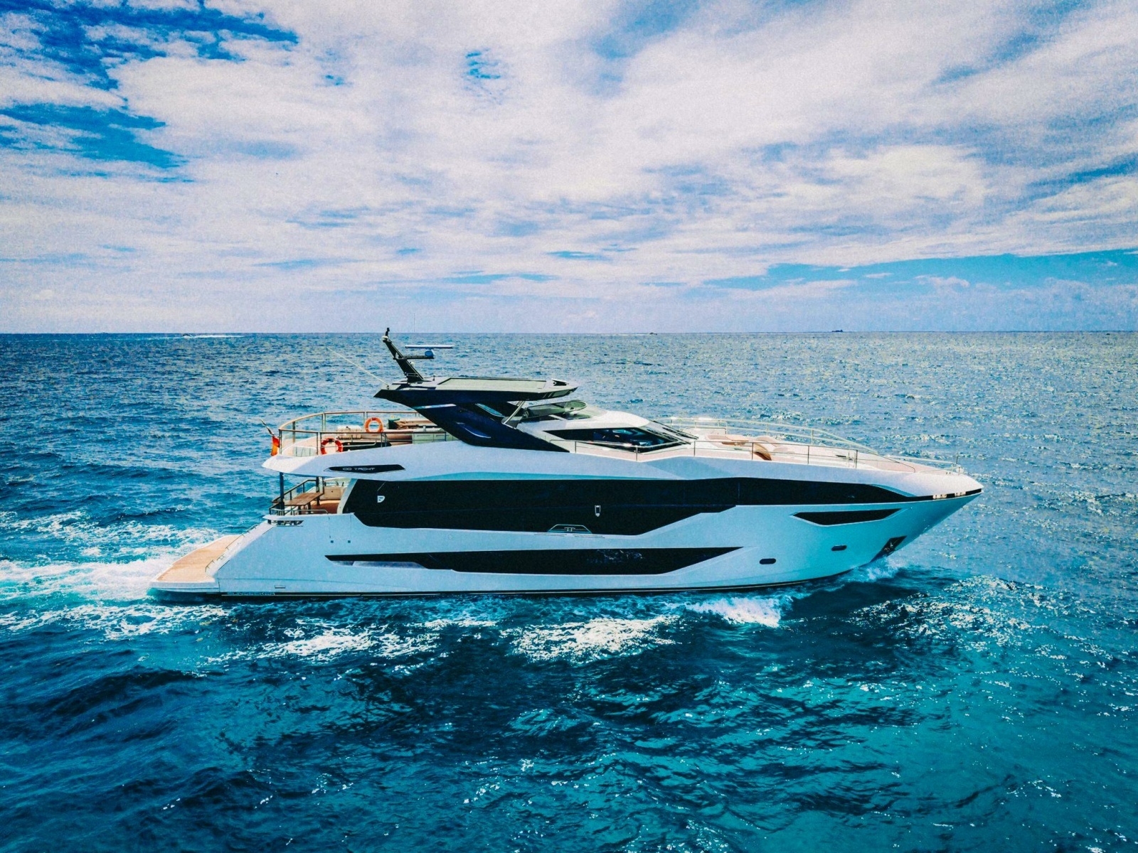 PURA VIDA 100ft Sunseeker Yacht For Sale