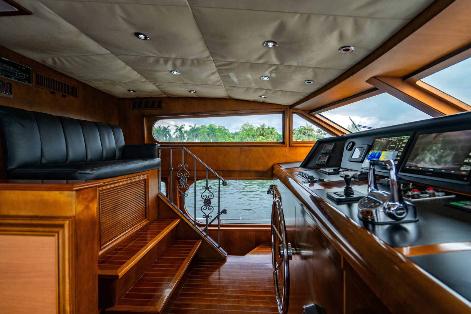 2006 Broward Raised Pilothouse