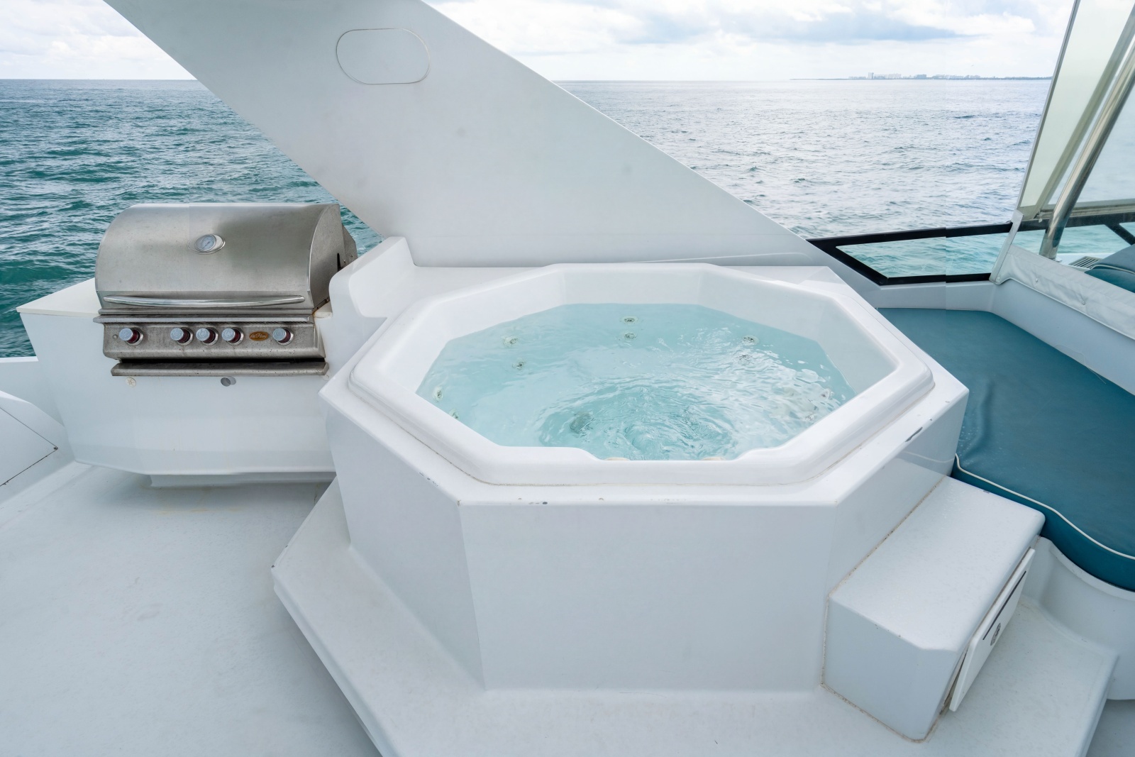 2006 Broward Raised Pilothouse