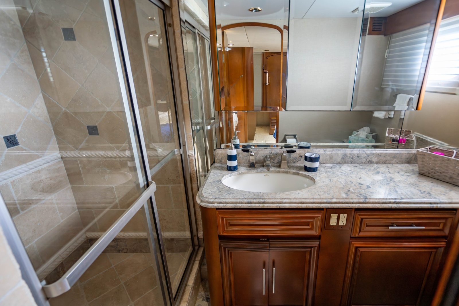 2006 Broward Raised Pilothouse