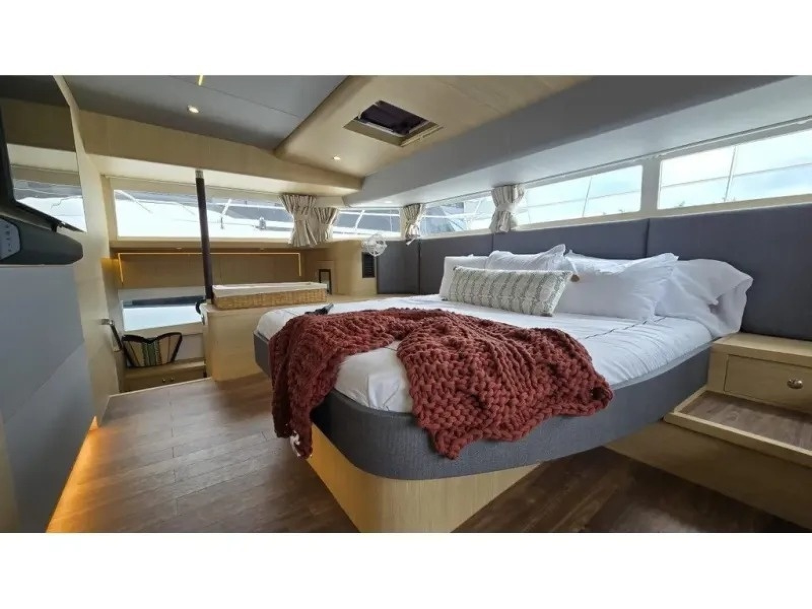 2025 Aquila 54 YACHT