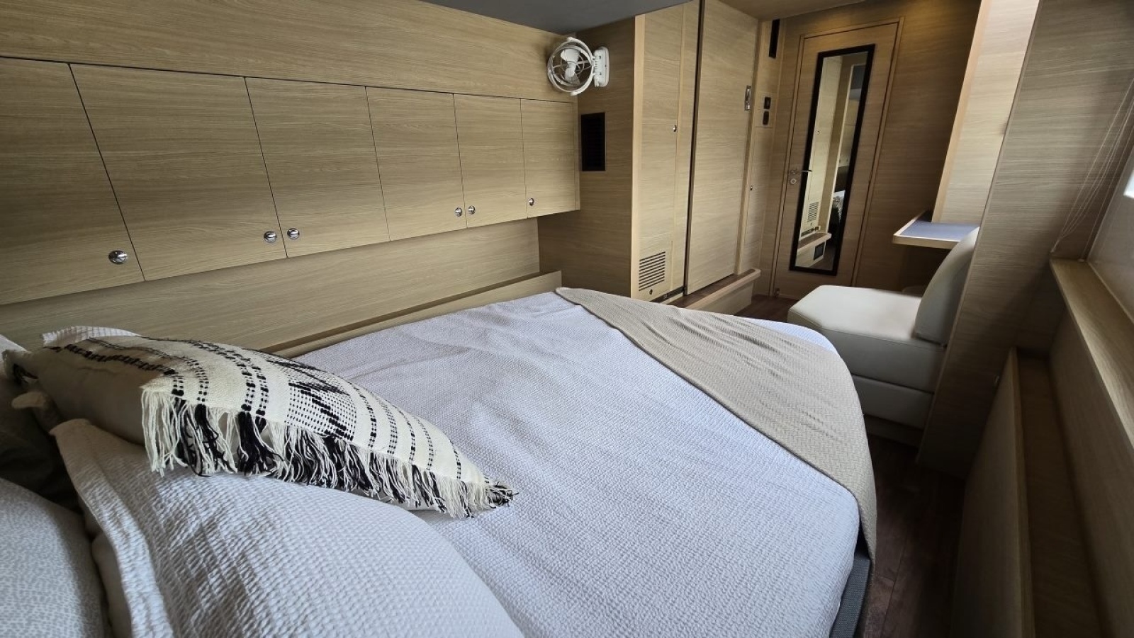 2025 Aquila 54 YACHT