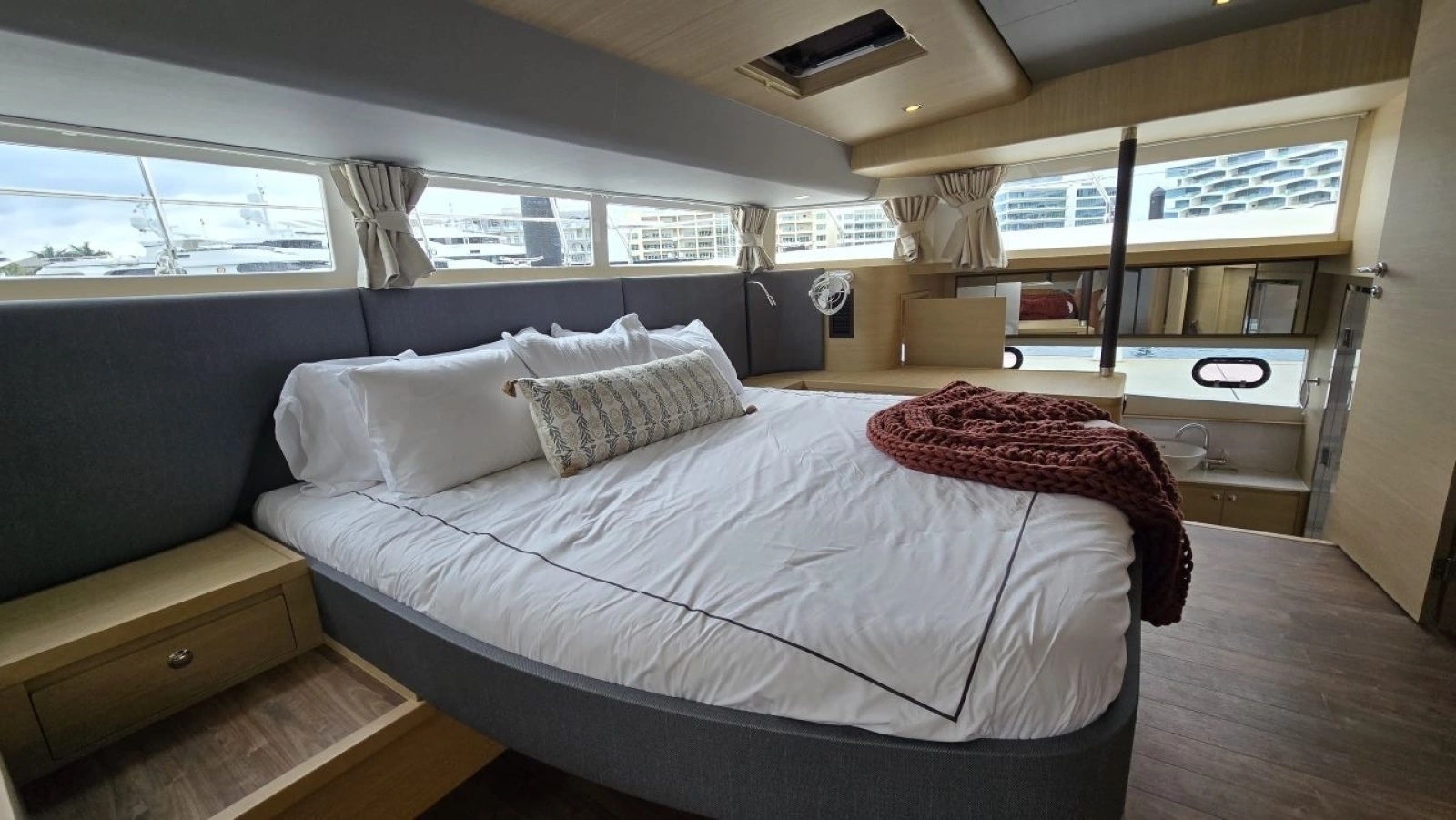 2025 Aquila 54 YACHT