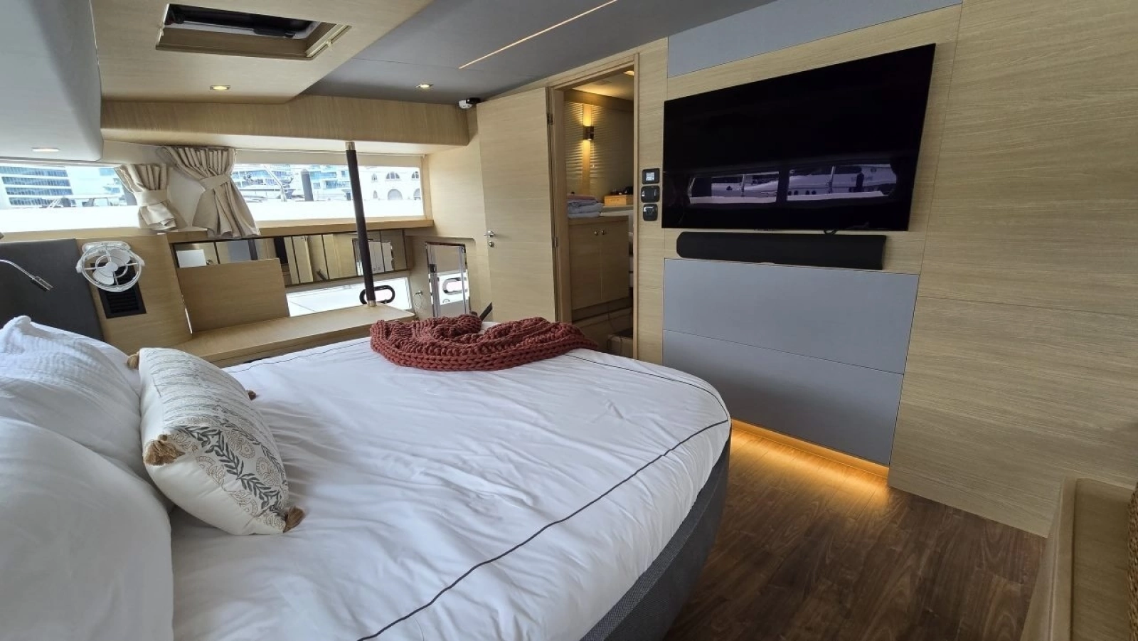 2025 Aquila 54 YACHT