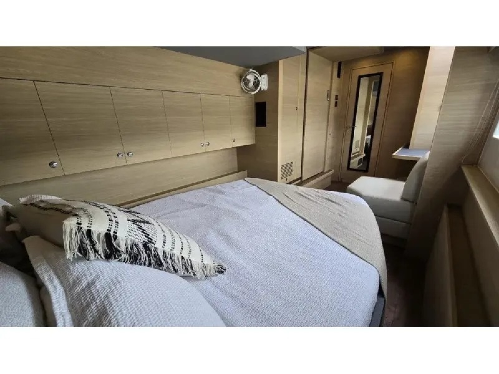 2025 Aquila 54 YACHT