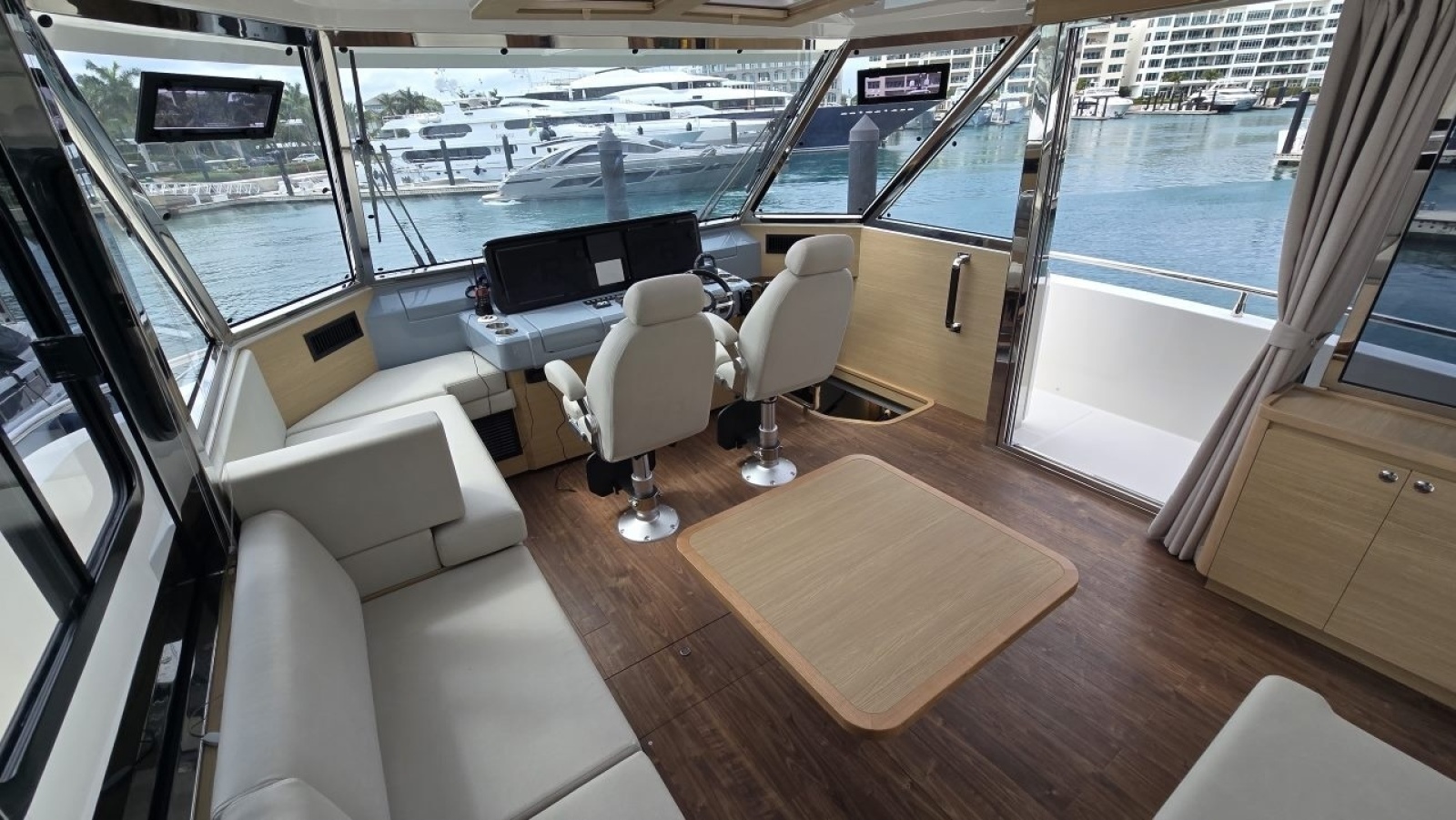 2025 Aquila 54 YACHT