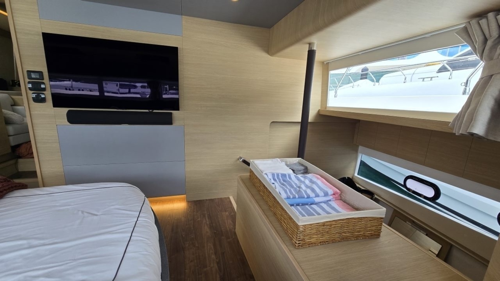 2025 Aquila 54 YACHT