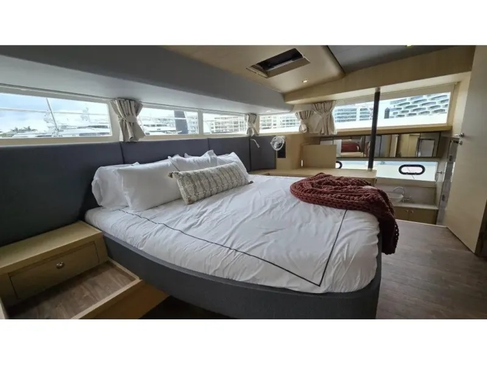 2025 Aquila 54 YACHT